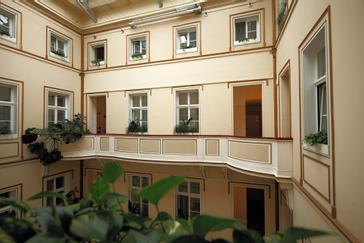 Glasüberdachter Innenhof