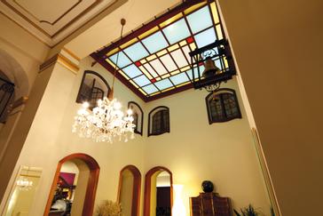 Glasüberdachter Innenhof