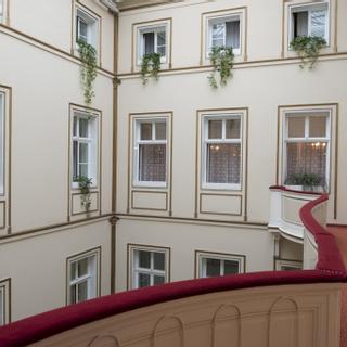 Hotel Wandl  | Vienna | glass-covered inner courtyard 